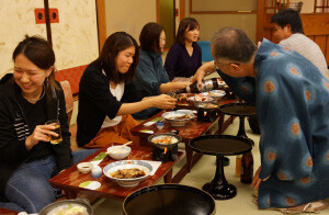 2017年10月：設立70周年記念旅行写真。島根県安来市、玉造温泉での宴会の様子（2）